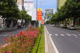 Các tuyến phố tại Đà Nẵng vắng người qua lại, người dân thực hiện nghiêm việc giãn cách xã hội theo nguyên tắc “ai ở đâu thì ở đó” từ ngày 16/8 đến ngày 5/9. (Ảnh: Trần Lê Lâm/TTXVN) 
