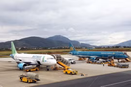 Máy bay của Bamboo Airways và Vietnam Airlines. (Ảnh: Huy Hùng/TTXVN)