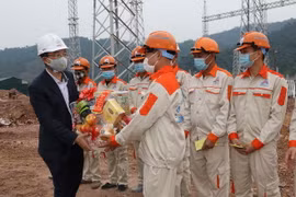 Tổng Giám đốc EVNNPT Phạm Lê Phú kiểm tra tiến độ thi công và tặng quà, khẩu trang y tế cho các đơn vị thi công trạm biến áp 220kV. (Ảnh: Ngọc Hà/TTXVN)