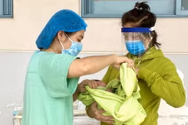 Bệnh nhân nhiễm COVID-19 được nhân viên điều dưỡng Bệnh viện Trung ương Huế hướng dẫn chăm sóc tận tình. (Ảnh: Mai Trang/TTXVN)