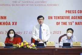 Tổng Thư ký Quốc hội, Chủ nhiệm Văn phòng Quốc hội Bùi Văn Cường trả lời các câu hỏi của các cơ quan báo chí. (Ảnh: Doãn Tấn/TTXVN)