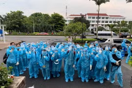 Đoàn sinh viên Trường Đại học Y khoa Phạm Ngọc Thạch trước khi nhận nhiệm vụ tại các điểm phòng, chống dịch COVID-19. (Ảnh: Hồng Giang/TTXVN)