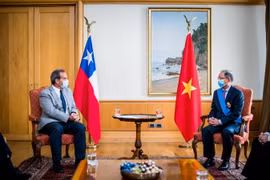 Ngoại trưởng Chile Andres Allamand trao đổi với Đại sứ Nguyễn Ngọc Sơn tại Lễ kỷ niệm. (Ảnh: TTXVN phát)