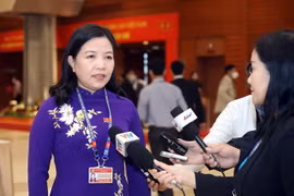 Đại biểu Phạm Thị Thanh Thủy, Đoàn đại biểu Đảng bộ tỉnh Thanh Hóa trả lời phỏng vấn. (Ảnh: TTXVN)