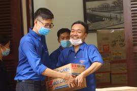 Thanh niên tình nguyện chuyển hàng hóa thiết yếu từ Hội Liên hiệp Phụ nữ Hải Phòng lên xe để đưa vào Thành phố Hồ Chí Minh và tỉnh Bình Dương. (Ảnh: Minh Thu/TTXVN)