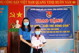 Em Mai Hải Đăng được trao tặng Huy hiệu “Tuổi trẻ dũng cảm” của Trung ương Đoàn vì hành động dũng cảm cứu người đuối nước. (Ảnh: Võ Dung/TTXVN)