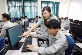 Giảng dạy cho học viên tại trường cao đẳng nghề công nghiệp. (Ảnh: Anh Tuấn/TTXVN)