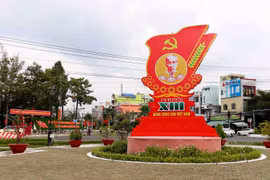 Đường phố Cà Mau rực rỡ cờ hoa, biểu ngữ tuyên truyền chào mừng Đại hội đại biểu toàn quốc lần thứ XIII của Đảng. (Ảnh: Kim Há/TTXVN)