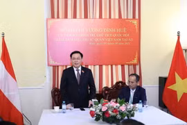 Chủ tịch Quốc hội gặp gỡ với đại diện Cộng đồng người Việt Nam