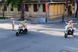 Lực lượng Cảnh sát giao thông của Cục Cảnh sát giao thông triển khai phân luồng giao thông từ xa, phòng ngừa ùn tắc giao thông phục vụ Đại hội Đại biểu toàn quốc lần thứ XIII của Đảng trên tuyến phố của Hà Nội. (Ảnh: TTXVN phát)