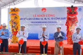 Lãnh đạo tỉnh Cà Mau cùng đại điện chủ đầu tư thực hiện nghi thức khởi công dự án. (Ảnh: Huỳnh Anh/TTXVN)