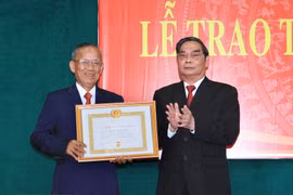 Ông Lê Hồng Anh, Ủy viên Bộ Chính trị, Thường trực Ban Bí thư trao Huy hiệu 50 năm tuổi Đảng cho ông Trương Vĩnh Trọng, ngày 16/7/2015, tại Hà Nội. (Ảnh: Doãn Tấn/TTXVN)