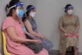 Nhiều thai phụ đăng ký tiêm vaccine phòng COVID-19 tại Bệnh viện Hùng Vương Thành phố Hồ Chí Minh trong ngày 12/8. (Ảnh: TTXVN phát)