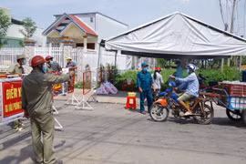 Người dân trong địa phương đi ra ngoài đường phải có lý do chính đáng và cấp thiết. (Ảnh: Hữu Chí/TTXVN)