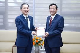 Phó chủ tịch UBND thành phố Đà Nẵng Lê Trung Chinh nhận quà từ Tổng lãnh sự Hàn Quốc tại Đà Nẵng Ahn Minh Sik. (Ảnh: Quốc Dũng/TTXVN)