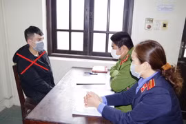 Cơ quan Công an lấy lời khai của đối tượng Đỗ Chính Hợp. (Ảnh: Thanh Tuấn/TTXVN)