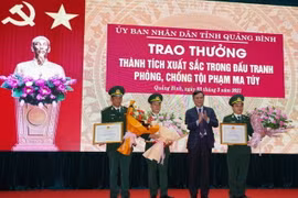 Chủ tịch UBND tỉnh Quảng Bình Trần Thắng trao thưởng cho tập thể, cá nhân trong đấu tranh chuyên án QB 221 về tội phạm ma túy. (Ảnh: Đức Thọ/TTXVN)