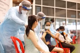 Nhân viên y tế tiêm vaccine phòng COVID-19 cho người dân tại Phnom Penh, Campuchia, ngày 12/5. (Ảnh: THX/TTXVN)