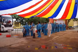 Trung đoàn 126 tiếp nhận cách ly tập trung đối với các trường hợp trở về từ nước ngoài. (Ảnh: Đinh Tuấn/TTXVN)