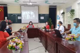 Với kinh nghiệm qua nhiều đợt dịch bùng phát, các trường học đã chủ động xây dựng phương án dạy học, chuẩn bị điều kiện cần thiết để có thể tổ chức dạy học trực tuyến. (Ảnh: TTXVN phát)