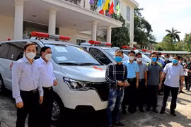Ban Thường trực Ủy ban MTTQ Việt Nam tỉnh Hòa Bình bàn giao 8 xe cứu thương cho các đơn vị y tế các huyện. (Ảnh: Thanh Hải/TTXVN)