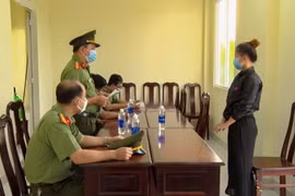 Công an huyện Phong Điền tống đạt quyết định xử phạt đối với N.T.N.Q. (Ảnh: TTXVN phát)