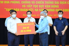 Chủ tịch Ủy ban Trung ương Mặt trận Tổ quốc Việt Nam Việt Nam Đỗ Văn Chiến tiếp nhận số tiền ủng hộ phòng, chống COVID-19 của các đơn vị. (Ảnh: Minh Đức/TTXVN)