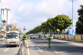 Lực lượng chức năng kiểm soát chặt các phương tiện lưu thông trên đường Trường Chinh, đoạn qua quận 12. (Ảnh: Tiến Lực/TTXVN)