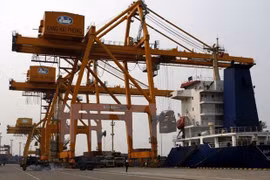 Bốc xếp hàng hóa tại cảng. (Ảnh minh họa: Phạm Hậu/TTXVN)