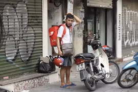 Người không đeo khẩu trang nơi công cộng bị phạt tiền tối đa 3 triệu đồng. (Ảnh: Minh Quyết/TTXVN)