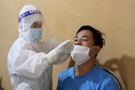 Công dân được test nhanh COVID-19 trước khi vào địa bàn Lai Châu. (Ảnh: Nguyễn Oanh/TTXVN)