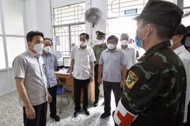 Phó Thủ tướng Vũ Đức Đam kiểm tra tại Trạm y tế lưu động phường 11, quận 6, TP.HCM. (Ảnh: TTXVN phát)
