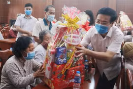 Trưởng Ban Tuyên giáo Trung ương Võ Văn Thưởng trao quà Tết cho gia đình chính sách tại huyện Long Thành, tỉnh Đồng Nai. (Ảnh: Công Phong/TTXVN)