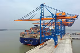 Tàu container CMA CGM CORTE REAL tải trọng 165.375DWT, có chiều dài 365,5m cập cảng GERMALINK bốc dỡ hàng hóa. (Ảnh: TTXVN phát)