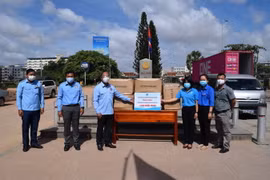 Hội Liên hiệp Thanh niên Việt Nam tặng 5.000 khẩu trang y tế cho Hội Liên hiệp Thanh niên Vương quốc Campuchia. (Ảnh: Thanh Tân/TTXVN)