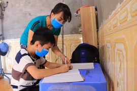 Chị Nguyễn Thị Dung và con trai, thôn Công, xã Mão Điền, huyện Thuận Thành đã khỏi bệnh về với cuộc sống thường ngày. (Ảnh: Thanh Thương/TTXVN)