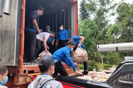 Các mặt hàng thực phẩm thiết yếu phục vụ lực lượng tuyến đầu chống dịch. (Ảnh TTXVN phát)