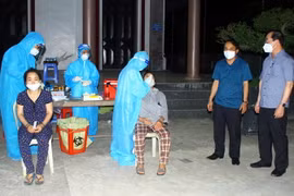 Giám đốc Sở Y tế Nghệ An Dương Đình Chỉnh (thứ 2 từ phải sang) cùng lãnh đạo Thành phố Vinh đến kiểm tra công tác lấy mẫu xét nghiệm COVID-19 cho người dân tại xã Hưng Đông, thành phố Vinh, tỉnh Nghệ An. (Ảnh: Tá Chuyên/TTXVN)