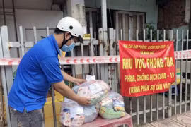 Đơn hàng được giao đến khu vực phong tỏa trên địa bàn Thành phố Hồ Chí Minh. (Ảnh: TTXVN phát)