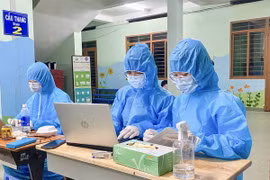 Sinh viên ngành sức khỏe Trường Đại học Nguyễn Tất Thành tham gia tình nguyện, thực hiện ghi dữ liệu mẫu xét nghiệm COVID-19. (Ảnh: TTXVN phát)