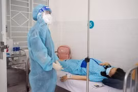 Bác sỹ theo dõi sức khỏe cho thai phụ mắc COVID-19. (Ảnh minh họa: TTXVN phát)