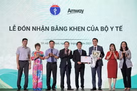 Đại diện Ban lãnh đạo Amway nhận Bằng Khen của Bộ Y tế do có nhiều đóng góp trong việc cải thiện tình hình dinh dưỡng cho trẻ em Việt Nam. (Nguồn: Amway)