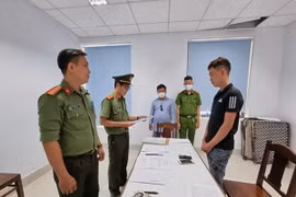 Cơ quan an ninh điều tra Công an thành phố Đà Nẵng đọc quyết định bắt tạm giam một đối tượng liên quan đến vụ việc. (Nguồn: cand)