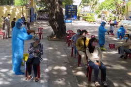 Kỳ thi tốt nghiệp THPT (đợt 2) của tỉnh Phú Yên có 408 thí sinh dự thi và đều được lấy mẫu xét nghiệm. (Ảnh: Xuân Triệu/TTXVN)