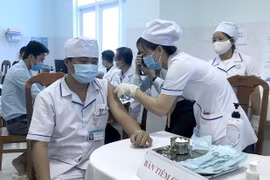 Tiêm vaccine phòng COVID-19 cho nhân viên y tế làm công tác phòng, chống dịch tại Bệnh viện Đa khoa tỉnh Vĩnh Long. (Ảnh: Lê Thúy Hằng/TTXVN)