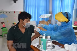 Tiêm vaccine cho người dân tại thị trấn Long Hải, huyện Long Điền, tỉnh Bà Rịa-Vũng Tàu. (Ảnh: Hoàng Nhị/TTXVN)