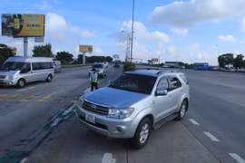 Xe đi từ vùng dịch mà người trên xe không có chứng nhận xét nghiệm âm tính với SARS-CoV-2 khi đến cao tốc Pháp Vân-Cầu Giẽ buộc phải quay về. (Ảnh: Lâm Khánh/TTXVN)
