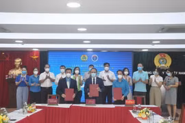 Đại diện Công đoàn Y tế Việt Nam, Tạp chí Lao động và Công đoàn, Tổng Công ty Hàng không Việt Nam ký kết thực hiện chương trình "Thảo thơm cơm nhà." (Nguồn: laodong) 