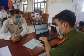 Công an nhập dữ liệu Căn cước Công dân cho người dân. (Ảnh: Quốc Dũng/TTXVN)