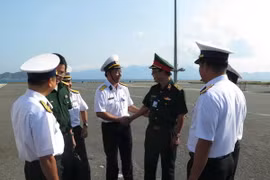 Thủ trưởng các đơn vị Quân đội chia tay đoàn công tác. (Ảnh: Sỹ Tuyên-Phan Sáu-Thắng Trung/TTXVN)